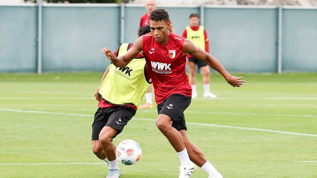 Jetzt ist es perfekt! Henri Koudossou (25) wechselt vom FC Augsburg zum 1. FC Nürnberg.