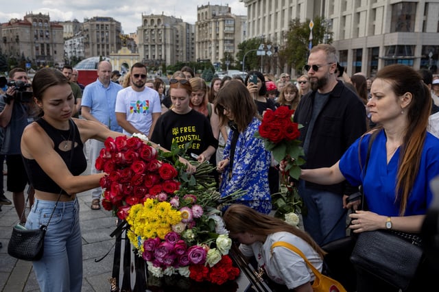 People lay flowers on the coffin of Ukrainian journalist Viktoria Roshchyna, who died in Russian captivity, amid Russia's attack on Ukraine, in Independence Square in Kyiv, Ukraine August 8, 2025. REUTERS/Thomas Peter