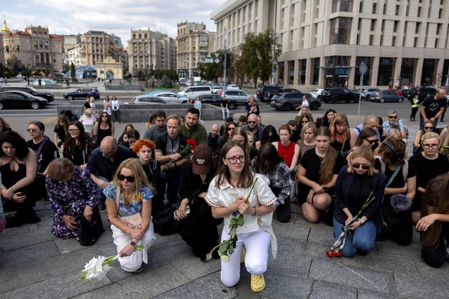 Mourners kneel during the farewell ceremony for Ukrainian journalist Viktoria Roshchyna, who died in Russian captivity, amid Russia's attack on Ukraine, in Independence Square in Kyiv, Ukraine August 8, 2025. REUTERS/Thomas Peter