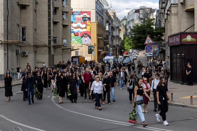 Mourners walk to attend the farewell ceremony for Ukrainian journalist Viktoria Roshchyna, who died in Russian captivity, amid Russia's attack on Ukraine, in Independence Square in Kyiv, Ukraine August 8, 2025. REUTERS/Thomas Peter