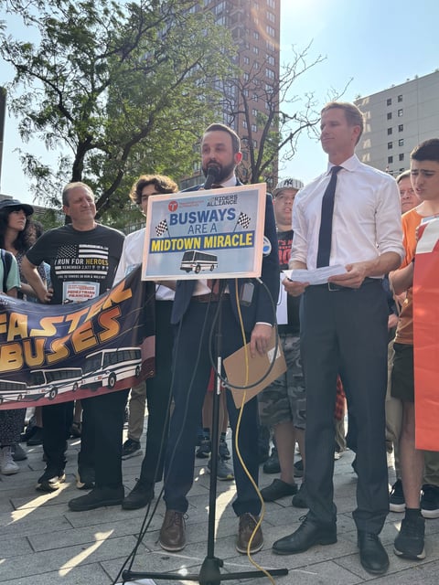 Pedestrians Outspeed NYC Bus on 34th Street, Boosting Push for Car-Free Busway