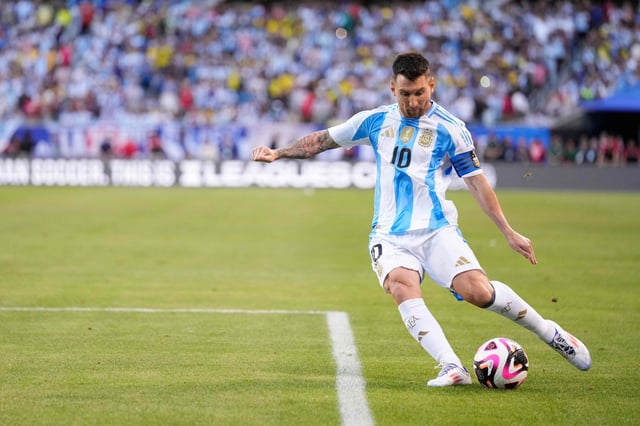Lionel Messi y una imagen de un partido amistoso frente a Ecuador, en Chicago, en junio de 2024; la selección volvería a jugar en Estados Unidos en octubre