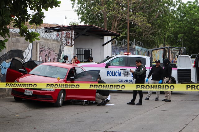 Police officers work in a crime scene where a man was gunned down, as violence and economic turmoil escalate in Culiacan one year after the abduction and extradition of Sinaloa Cartel leader Ismael "El Mayo" Zambada to the United States, in Culiacan, Sinaloa state, Mexico, June 16, 2025. REUTERS/Jesus Bustamante/File Photo