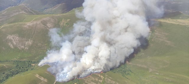 Así se encontraba el incendio forestal de Chandrexa de Queixa a la llegada de la BRIF de Laza.