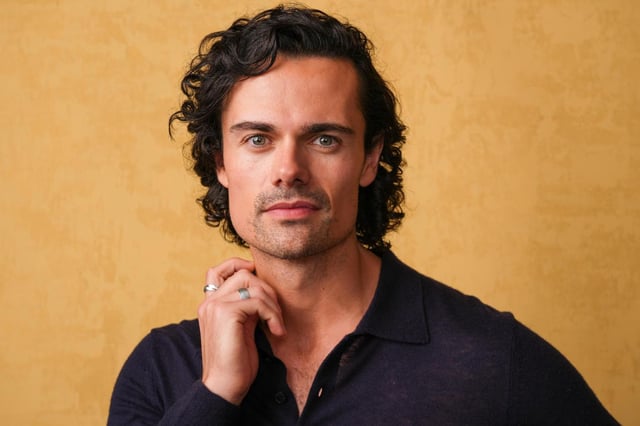 Jamie Roy posa para un retrato para promocionar &#34;Outlander: Blood of My Blood&#34; durante la Comic-Con International el sábado 26 de julio de 2025, en San Diego. (Foto AP/Chris Pizzello)