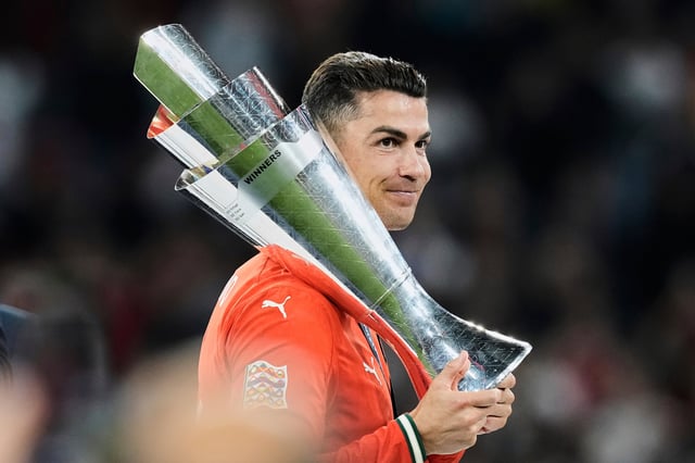Cristiano Ronaldo, de Portugal, sostiene el trofeo después de ganar el campeonato de la Liga de Naciones en el Allianz Arena en Múnich, Alemania, el domingo 8 de junio de 2025. (Foto AP/Martin Meissner)