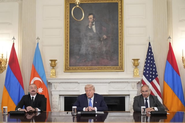 El presidente de Azerbaiyán, Ilham Aliyev; el de EEUU, Donald Trump, y el de Armenia, Nikol Pashinyan, este viernes en la Casa Blanca.
