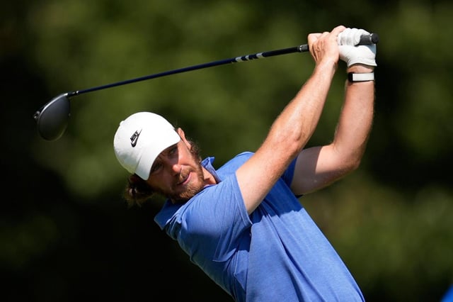 Tommy Fleetwood, de Inglaterra, observa su tiro de salida en el hoyo siete durante la segunda ronda del torneo de golf de St. Jude Championship el viernes 8 de agosto de 2025, en Memphis, Tennessee. (AP Foto/George Walker IV)