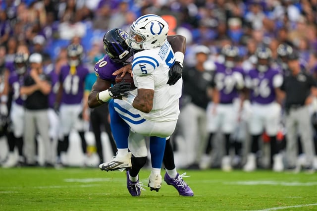Anthony Richardson Sr. (5), quarterback de los Colts de Indianápolis, es capturado por el linebacker David Ojabo (90), de los Ravens de Baltimore, durante la primera mitad del juego de pretemporada de la NFL, el jueves 7 de agosto de 2025, en Baltimore. (AP Foto/Alex Brandon)