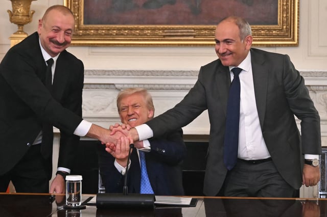 El presidente de Estados Unidos, Donald Trump (centro), el presidente de Azerbaiyán, Ilham Aliyev (izquierda), y el primer ministro de Armenia, Nikol Pashinyan, se estrechan la mano tras firmar un acuerdo en el Comedor de Estado de la Casa Blanca en Washington