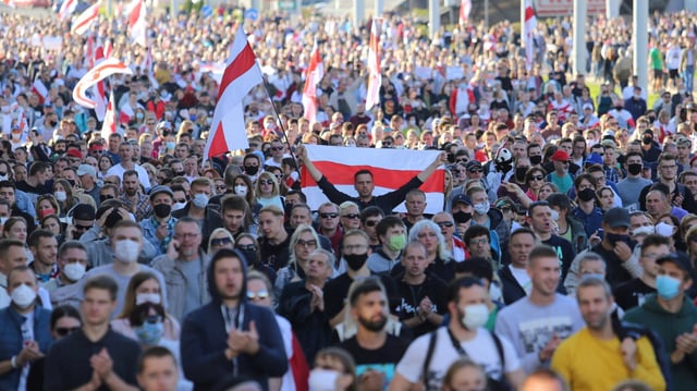 Menschen demonstrieren in Minsk gegen Präsidenten Lukaschenko (Archiv).