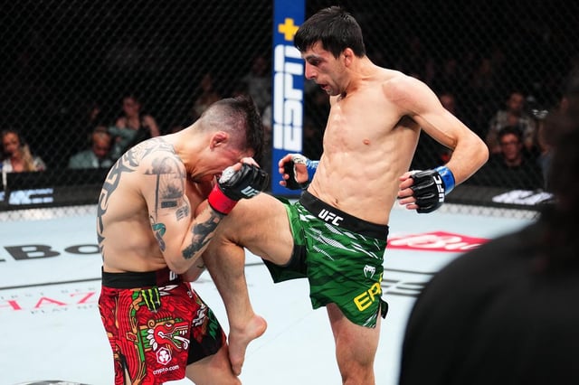  Steve Erceg lands a knee on Brandon Moreno in March.