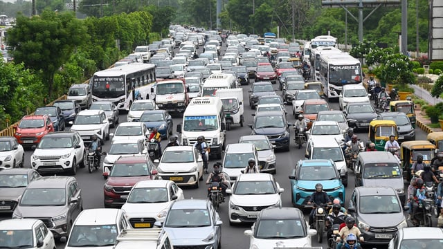 Due to light rain, there was a heavy traffic jam on the Noida-Greater Noida Expressway in Noida on August 4. (Sunil Ghosh /Hindustan Times)