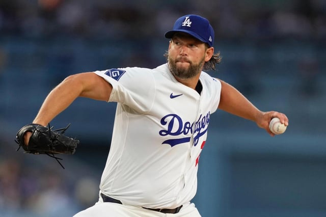 Clayton Kershaw, de los Dodgers de Los Ángeles, hace un lanzamiento en el juego del viernes 8 de agosto de 2025, ante los Azulejos de Toronto (AP Foto/Mark J. Terrill)