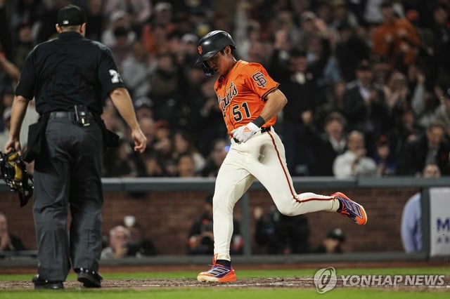 Lee Jung-hoo of the San Francisco Giants scores on a single by Patrick Bailey against the Washington Nationals during the clubs' Major League Baseball regular-season game at Oracle Park in San Francisco on Aug. 8, 2025, in this Associated Press photo. (Yonhap)