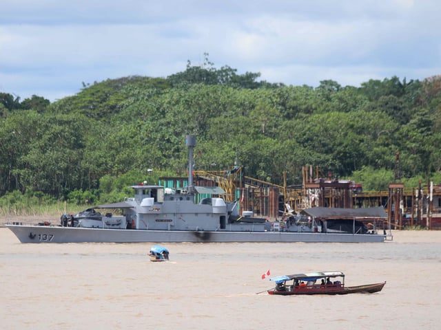 AME8356. SANTA ROSA (PERÚ), 07/08/2025.- Una patrulla fluvial navega este miércoles, en la población de Santa Rosa, una isla en medio del río Amazonas bajo soberanía peruana, situada frente a la ciudad colombiana de Leticia, en la triple frontera amazónica con Brasil. Las banderas peruanas relucen por las escasas calles de Santa Rosa, la pequeña población objeto de controversia entre Colombia y Perú después de que el presidente colombiano, Gustavo Petro, acusara al Gobierno peruano de "apropiarse" ahora de un terreno que hace al menos medio siglo habitado como una parte más de Perú. EFE/ Stringer