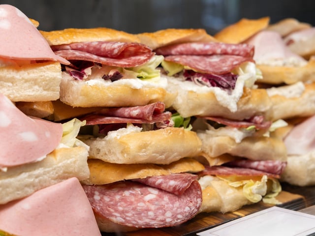 andwich mit Wurst und Stängelkohl: Nach dem Verzehr erkrankten zehn Menschen, einer starb. (Symbolfoto)