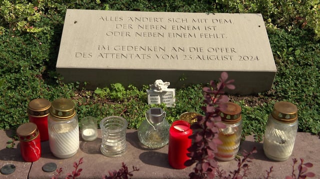 Eine Gedenktafel zum Anschlag in Solingen am 23.08.2024.