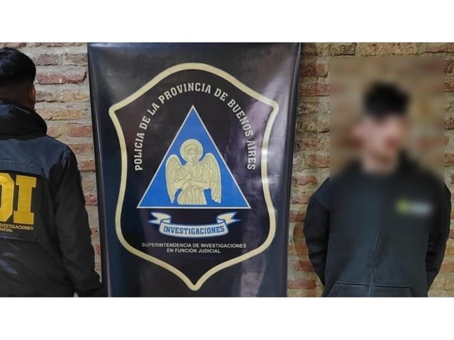 Este es el sujeto que fue aprehendido por los investigadores policiales.