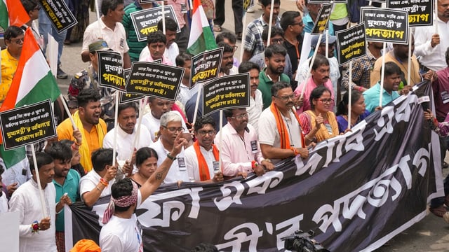 Crowds were found swelling at both the assembly points in Howrah and Kolkata, with the state police not allowing the protestors to reach anywhere close to the West Bengal secretariat. 