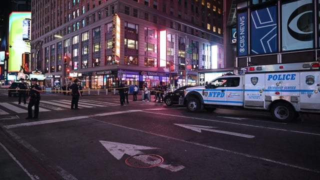 Policías de New York restringieron el área de Times Square luego del tiroteo registrado la madrugada de este sábado.