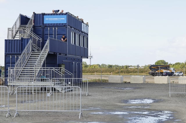 Baustelllenblick garantiert: Ostseeurlauber auf Fehmarn können ab sofort aus sechs Metern Höhe dem Bau dem Ostseetunneln zusehen.