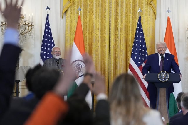 ARCHIVO. Los periodistas levantan la mano para hacer preguntas durante una conferencia de prensa con el presidente Donald Trump y el primer ministro de la India, Narendra Modi, en la Sala Este de la Casa Blanca, el jueves 13 de febrero de 2025, en Washington. | Crédito: AP/Alex Brandon