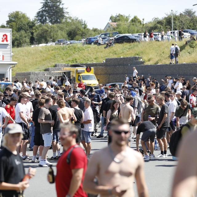 Hunderte Personen belagern Emskirchen: Aufruf zum "Schanzenfest" versetzt Stadt in den Ausnahmezustand