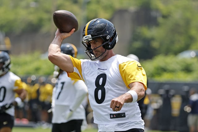Quarterback Aaron Rodgers #8 of the Pittsburgh Steelers participates during mandatory minicamp at UPMC Rooney Sports Complex on June 10, 2025 in Pittsburgh, Pennsylvania.