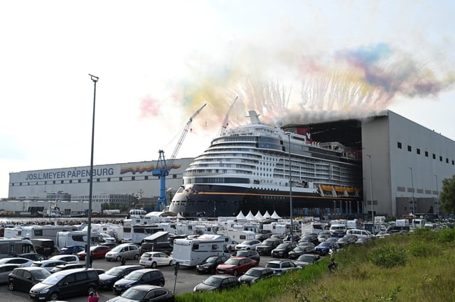 Meyer Werft dockt das Kreuzfahrtschiff „Disney Destiny“ aus. 4000 Gäste sollen Platz finden.