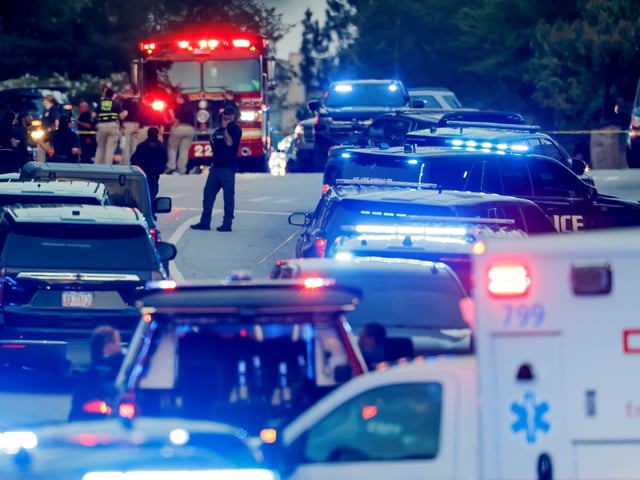 ATLANTA (United States), 08/08/2025.- Police and emergency personnel gather at the scene of an 'active shooter' situation near Emory University and the Centers for Disease Control and Prevention in Atlanta, Georgia, USA, 08 August 2025. One DeKalb County law enforcement officer was killed and the suspect is dead, according to police officials. EFE/EPA/ERIK S. LESSER