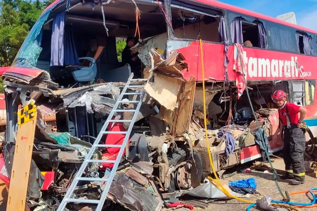 El ómnibus destrozado en Mato Grosso