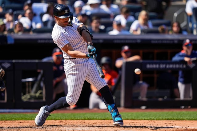 Giancarlo Stanton de los Yankees de Nueva York conecta un sencillo productor de carrera durante la quinta entrada de un partido de béisbol contra los Astros de Houston, el sábado 9 de agosto de 2025, en Nueva York. (AP Photo/Yuki Iwamura)