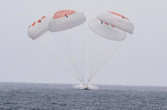 En esta imagen proporcionada por la NASA, la cápsula SpaceX, con cuatro astronautas a bordo, se lanza en paracaídas al océano Pacífico frente a la costa sur de California el sábado 9 de agosto de 2025. (Keegan Barber/NASA vía AP)