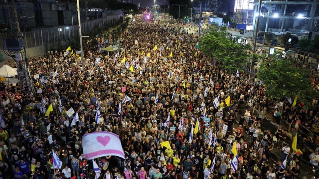 Angehörige und Unterstützer von israelischen Geiseln, die im Gazastreifen von der Terrororganisation Hamas festgehalten werden, nehmen an einer Kundgebung in Tel Aviv teil