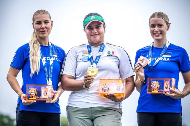 Maya Becerra celebra el oro para México, acompañada de Lisell Jaatma de Estonia, medallista de plata, y Meeri-Marita Paas, quien se llevó el bronce. (Foto: @worldarchery)