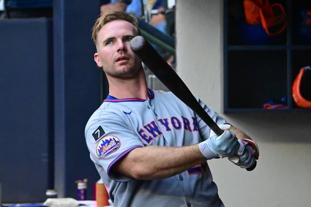 Aug 8, 2025; Milwaukee, Wisconsin, USA; New York Mets first baseman Pete Alonso (20) gets ready to bat in the first inning against the Milwaukee Brewers at American Family Field. Mandatory Credit: Benny Sieu-Imagn Images