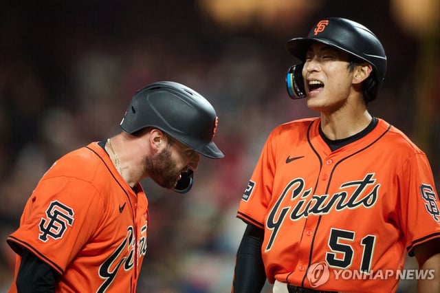 This Aug. 8, 2025, file photo by Imagn Images via Reuters shows Lee Jung-hoo of the San Francisco Giants (R) during a Major League Baseball regular-season game against the Washington Nationals at Oracle Park in San Francisco. (Yonhap)