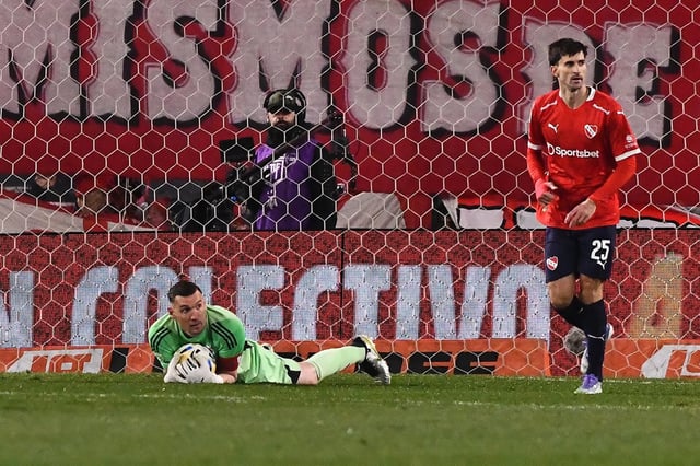 Franco Armani se queda con la pelota ante Ignacio Pussetto, como sucedió con casi todos los intentos de un Independiente superior a River, pero no lo suficiente.