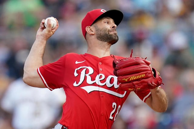 El lanzador de los Rojos de Cincinnati, Nick Martinez, lanza durante la primera entrada de un partido de béisbol contra los Piratas de Pittsburgh el sábado 9 de agosto de 2025, en Pittsburgh. (AP Photo/Matt Freed)