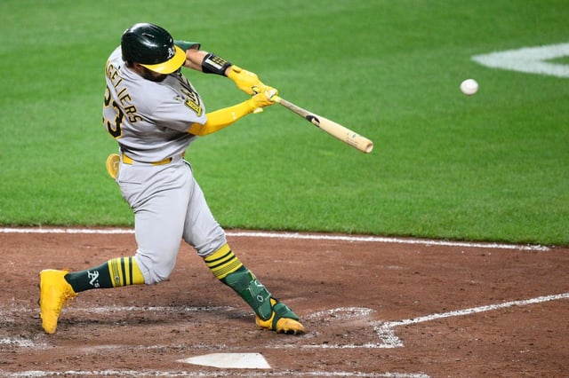 Shea Langeliers, de los Atléticos, conecta impulsando una carrera, durante la quinta entrada de un partido de béisbol contra los Orioles de Baltimore, el sábado 9 de agosto de 2025, en Baltimore. (AP Photo/Nick Wass)