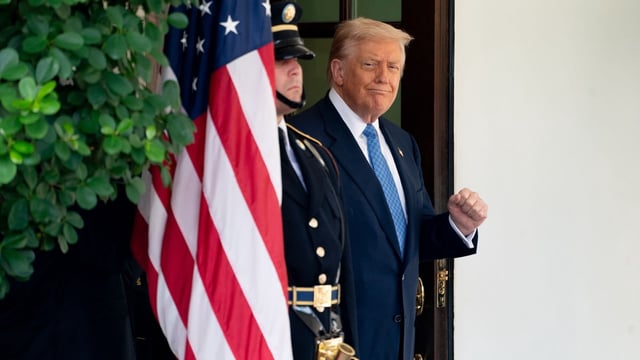 US President Donald Trump arrives to greet Ilham Aliyev, Azerbaijan's president, not pictured, outside the West Wing of the White House in Washington, DC, US. Photographer: Stefani Reynolds/Bloomberg