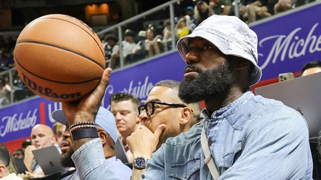 LeBron James could reunite with Stephen Curry and Jimmy Butler if he becomes a free agent after his contract with the Lakers expires. (Photo by Ethan Miller / GETTY IMAGES NORTH AMERICA / Getty Images via AFP)