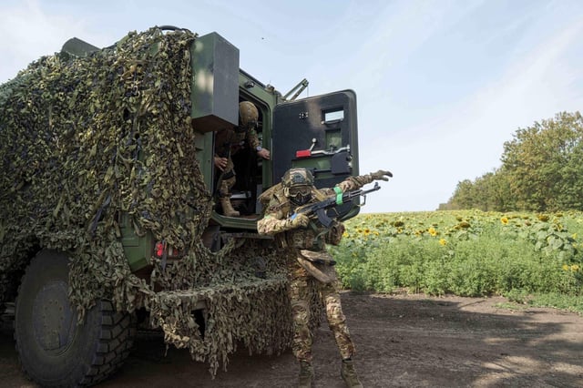 Un soldado ucraniano salta de un vehículo blindado durante un entrenamiento cerca de la línea del frente en dirección a Pokrovsk.