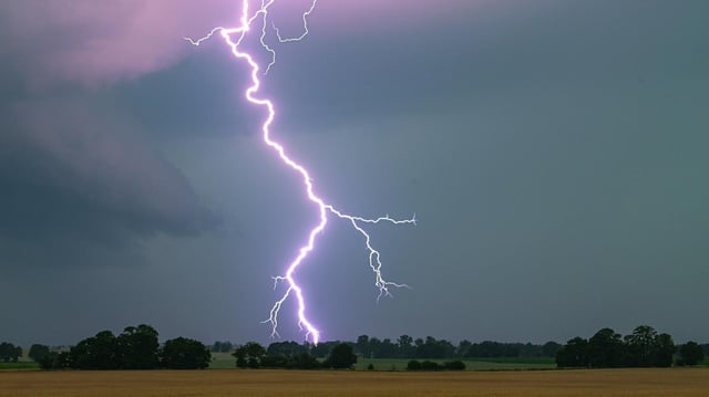 Ein Blitz leuchtet über einer Landschaft in Brandenburg auf (Archiv)