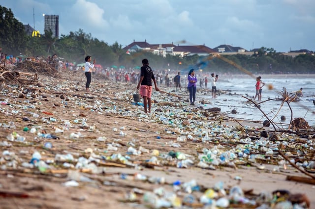 Playa infestada de residuos plásticos