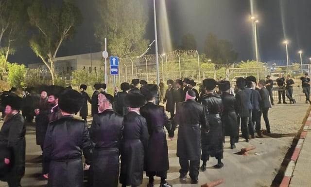 WATCH: Gur, Boyan Chasidim Protest Yeshiva Student Arrests Outside Military Jail
