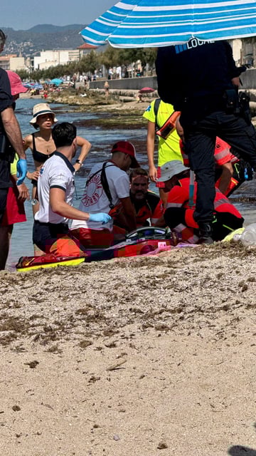 Los equipos de emergencia, en el lugar de los hechos, intentando reanimar a la víctima.