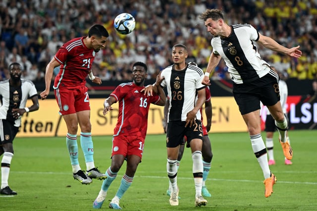 Malick Thiaw (2.v.r.) bei seinem zweiten von bislang drei Länderspielen für die deutsche Nationalmannschaft. Hier ist er bei einem Kopfball von Leon Goretzka gegen Kolumbien nah dran.
