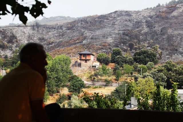 Desalojo de varios vecinos durante un incendio en el Bierzo, este domingo.